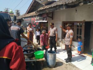 Polsek Bojonegara Polres Cilegon, Bagikan Air Bersih