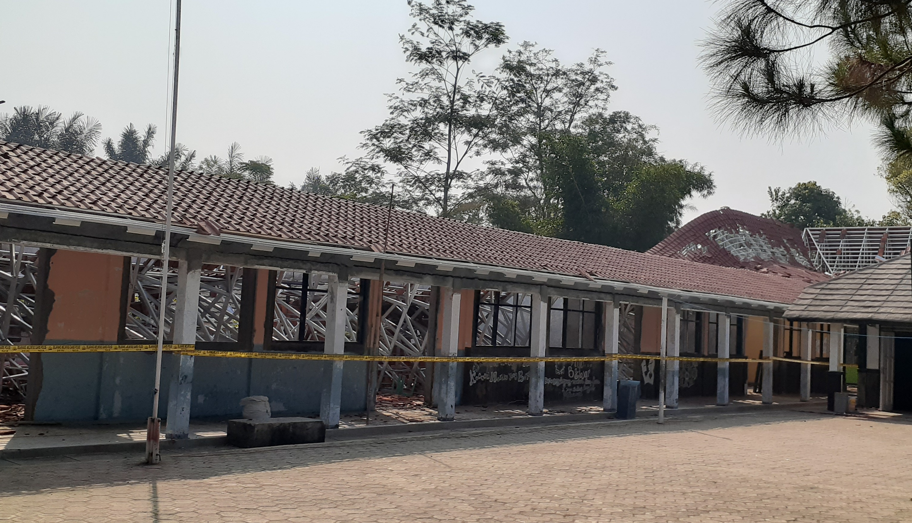 Dua Pekerja Terluka, Bangunan SDN Cileunca Purwakarta Roboh