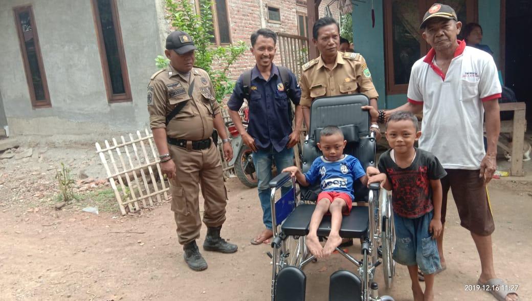 DINSOS Kab. Subang Serahkan Bantuan Untuk Penyandang Disabilitas