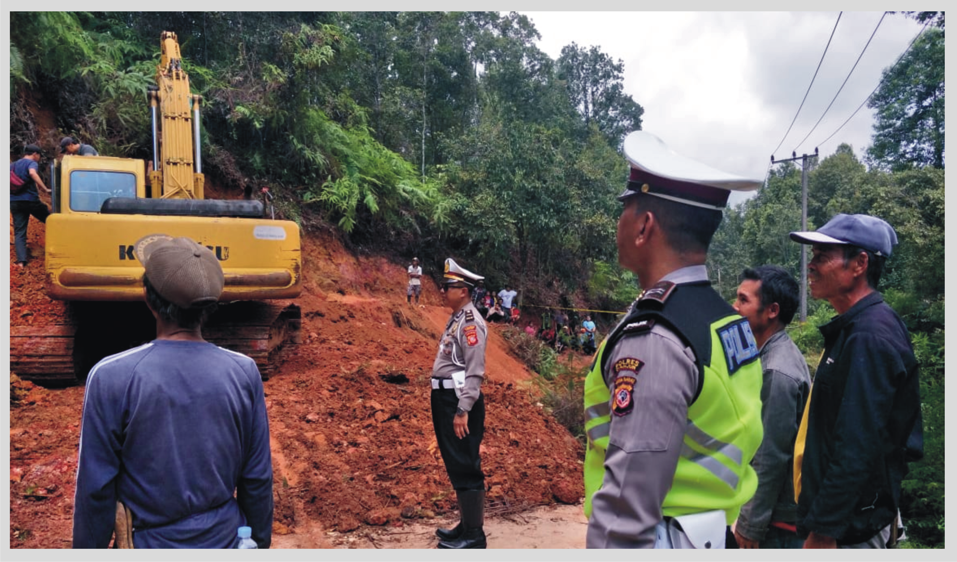 Jalan Amblas, Satlantas Polres Cianjur Lakukan Evakuasi