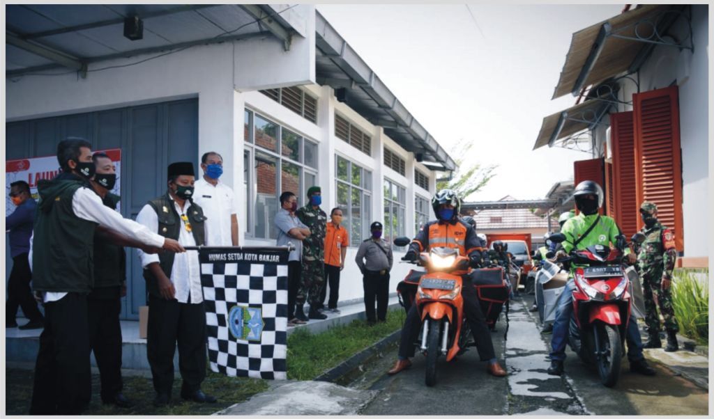 Wagub Jabar Uu Ruzhanul Salurkan Bansos di Kota Banjar