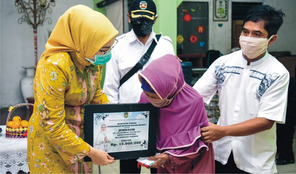 Bupati Purwakarta Anne Salurkan Beras Welas Asih