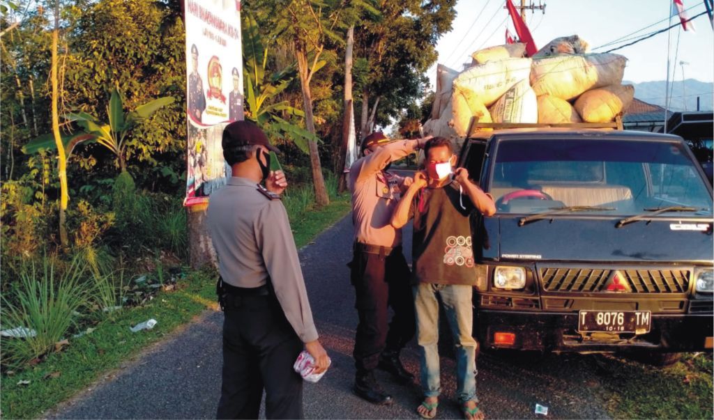 Putus Mata Rantai Covid-19, Polsek Kiarapedes Bagikan Masker