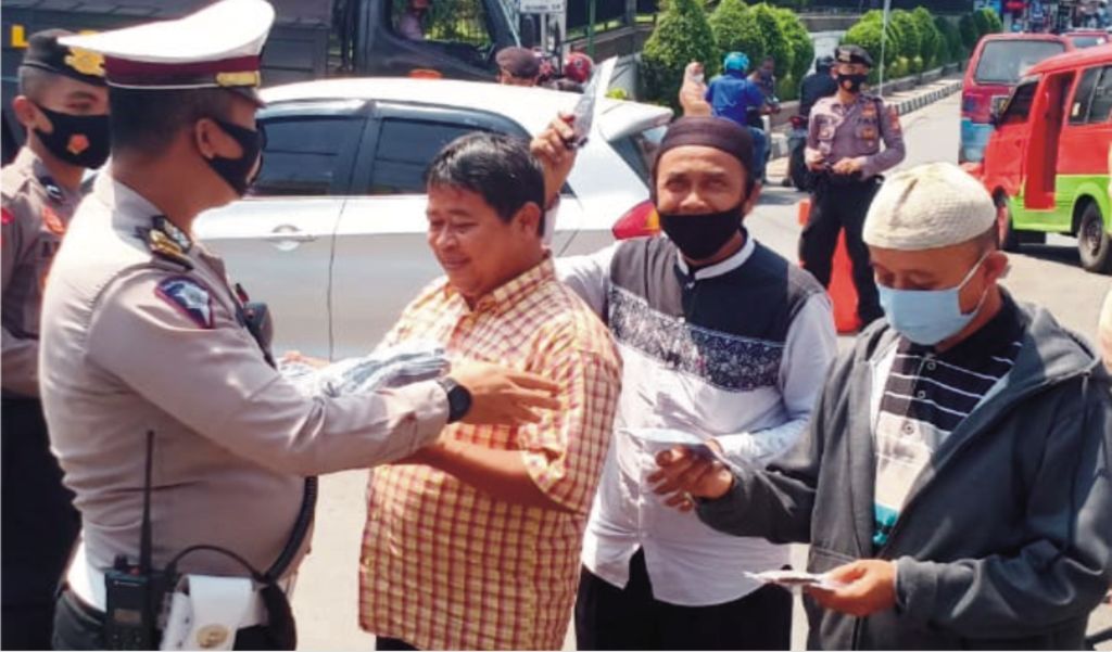Wujudkan Zona Hijau, Satlantas Polres Purwakarta Bagikan Masker