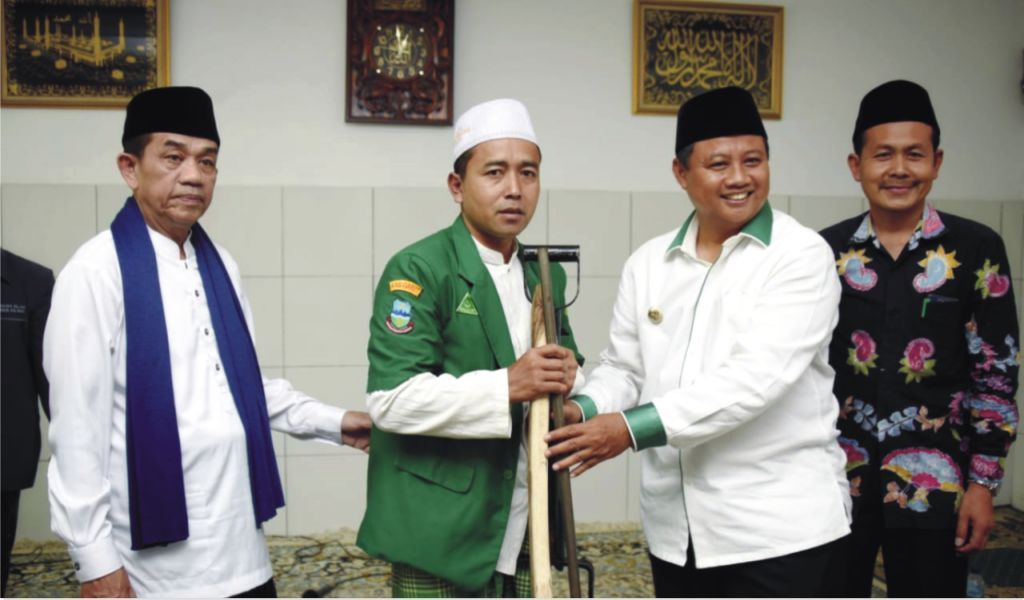 Uu Ruzhanul Serahkan Alat Pertanian kepada Ponpes