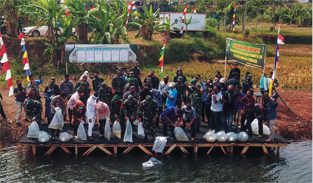 Pangdam Tebar Benih Ikan di Eks Galian C untuk Sumber Pangan