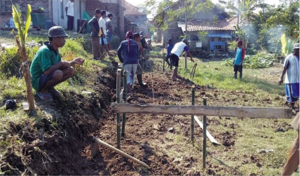 Warga RW 01/RT 03 Dusun Cipaku – Karang Sari, Swadaya Bangun Mushola