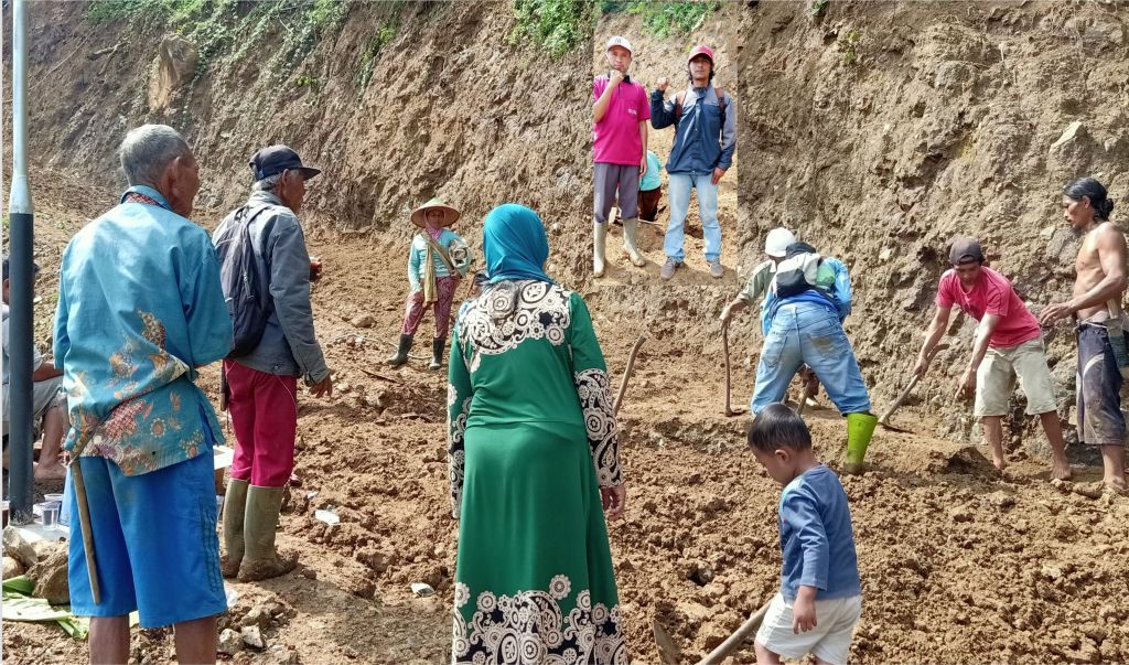 Tanah Longsor Mengakibatkan Jalan Poros Desa tidak Bisa Dilalui