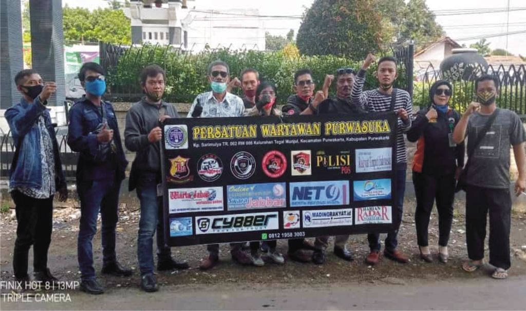 Persatuan Wartawan Purwakarta Bagikan Masker