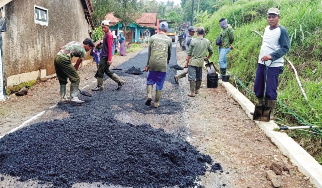Proyek Jalan Poros Desa Lemahsugih Selesai dalam Sehari