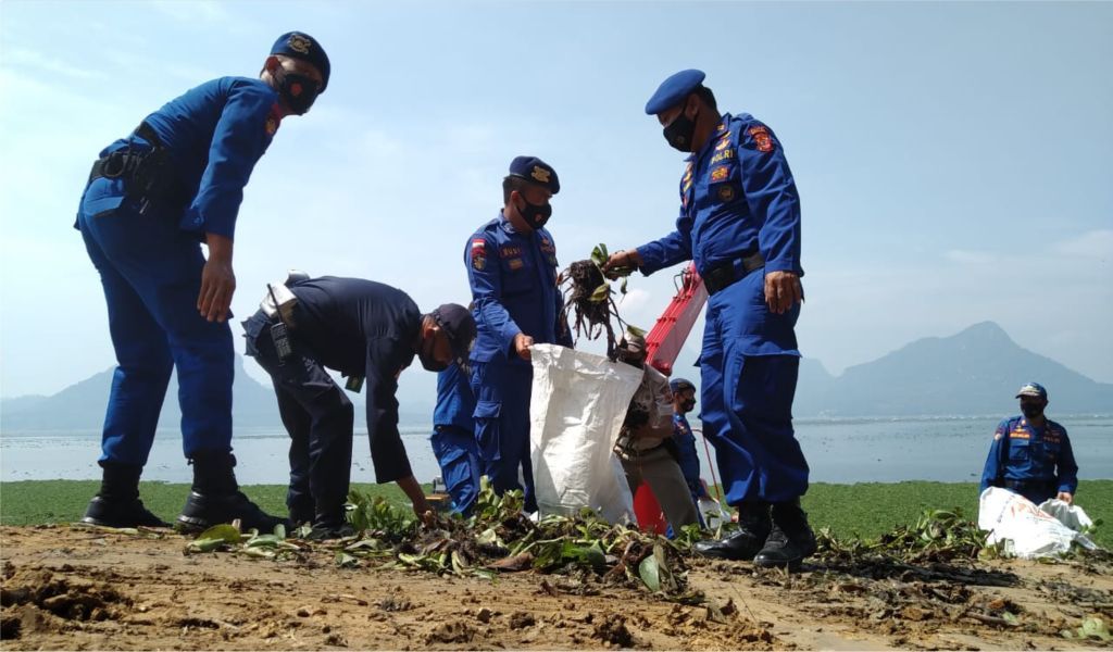 Satpolairud Polres Purwakarta Bersihkan Pesisir Waduk Jatiluhur