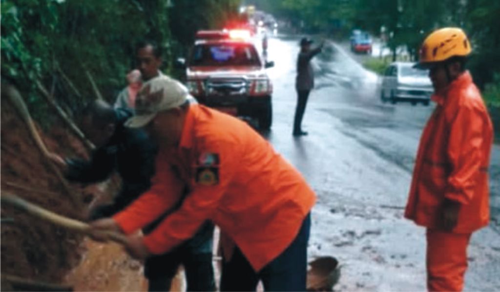 Akibat Tanah Longsor di Ciamis-Banjar Lingkar Cipadung, Lalulintas Tersendat