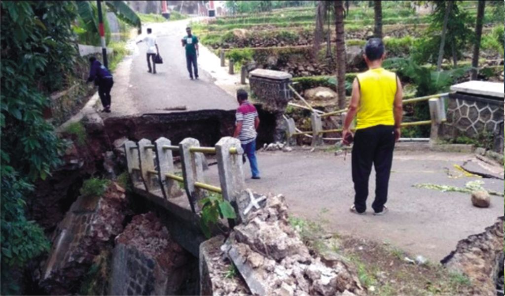 Jembatan Penghubung antar Desa di Kabupaten Kuningan Ambruk