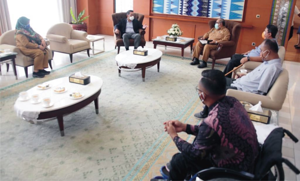Ridwan Kamil Terima Batik Tulis Hasil Karya Penyandang Disabilitas