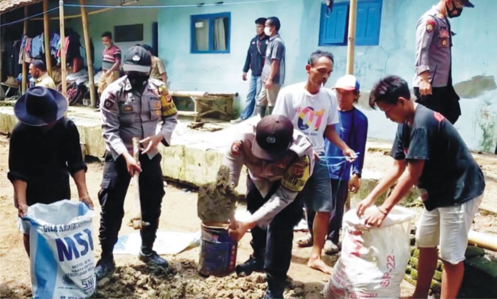 Koramil dan Polsek Sumberjaya bersama Warga Bangun Tanggul