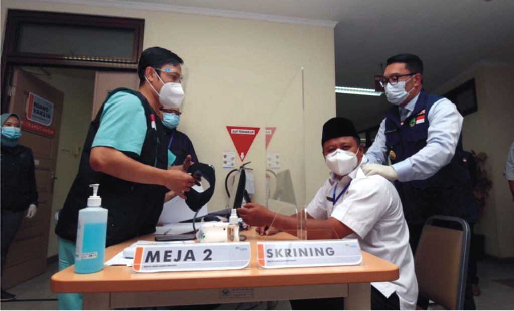 Wagub Jabar, Sekda, Kapolda, Ketua PWNU dan Sekum PGI, Mengawali Vaksinasi COVID-19