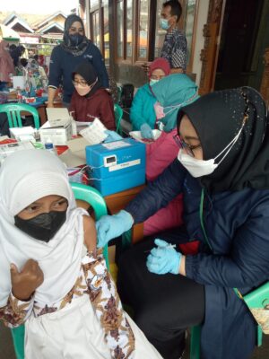 Pelaksanaan Giat Vaksinasi Covid-19 SDN 1 Pucung dan MI Al-Hidayah 1 Dilaksanakan di Mesjid Al-Hidayah.