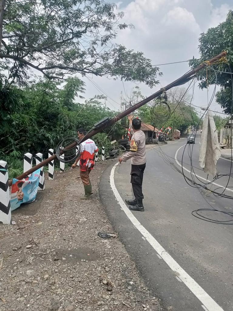 Tiang Telkom Roboh dan Nyaris Menimpa Badan Jalan