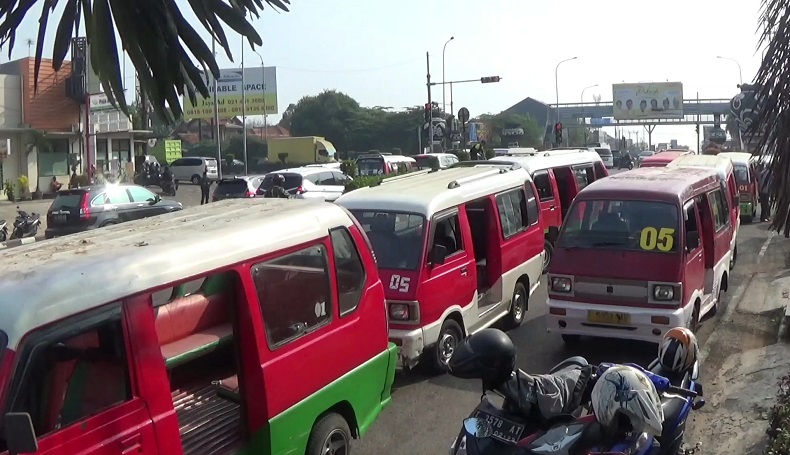 Gejolak Dampak Pasca Kenaikan Harga BBM, Para Sopir Angkot Purwakarta Melakukan Aksi Mogok