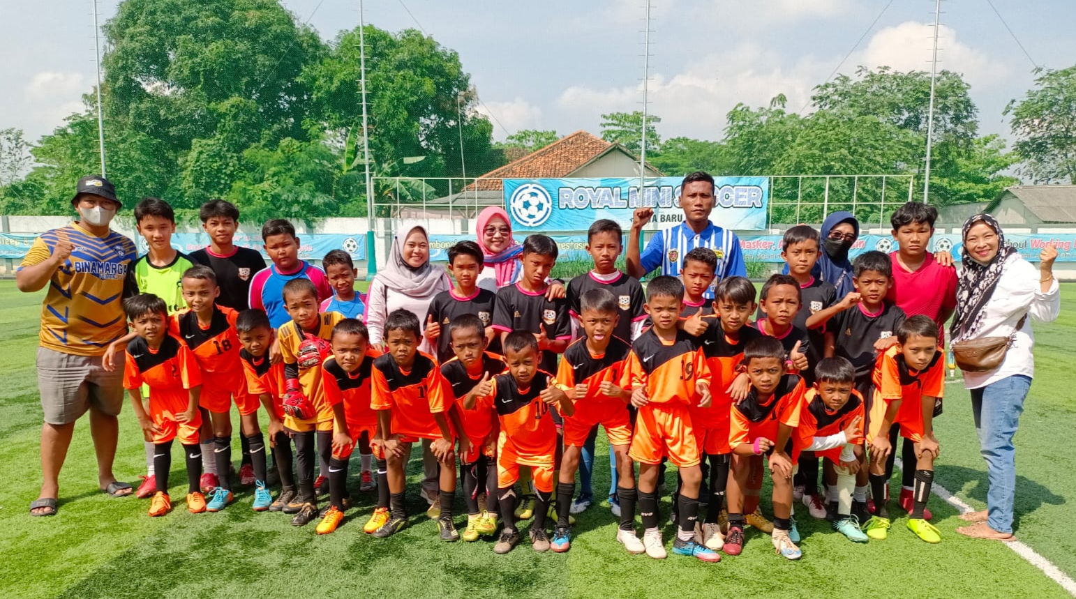 SDN Pucung 1 Giat Berlatih Sepakbola di Lapangan Mini Soccer Desa Wancimekar