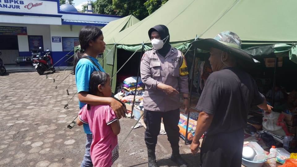 Walau Rumahnya Rusak Dampak Gempa Cianjur, Namun Sosok Polwan AIPTU RENI TRIYANI Tetap Tulus Melayani Masyarakat