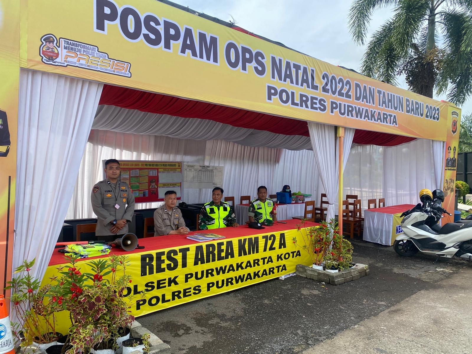 Kasi Propam Polres Purwakarta AKP Atik Sakron, Mengecek Pos Pam Nataru 2022