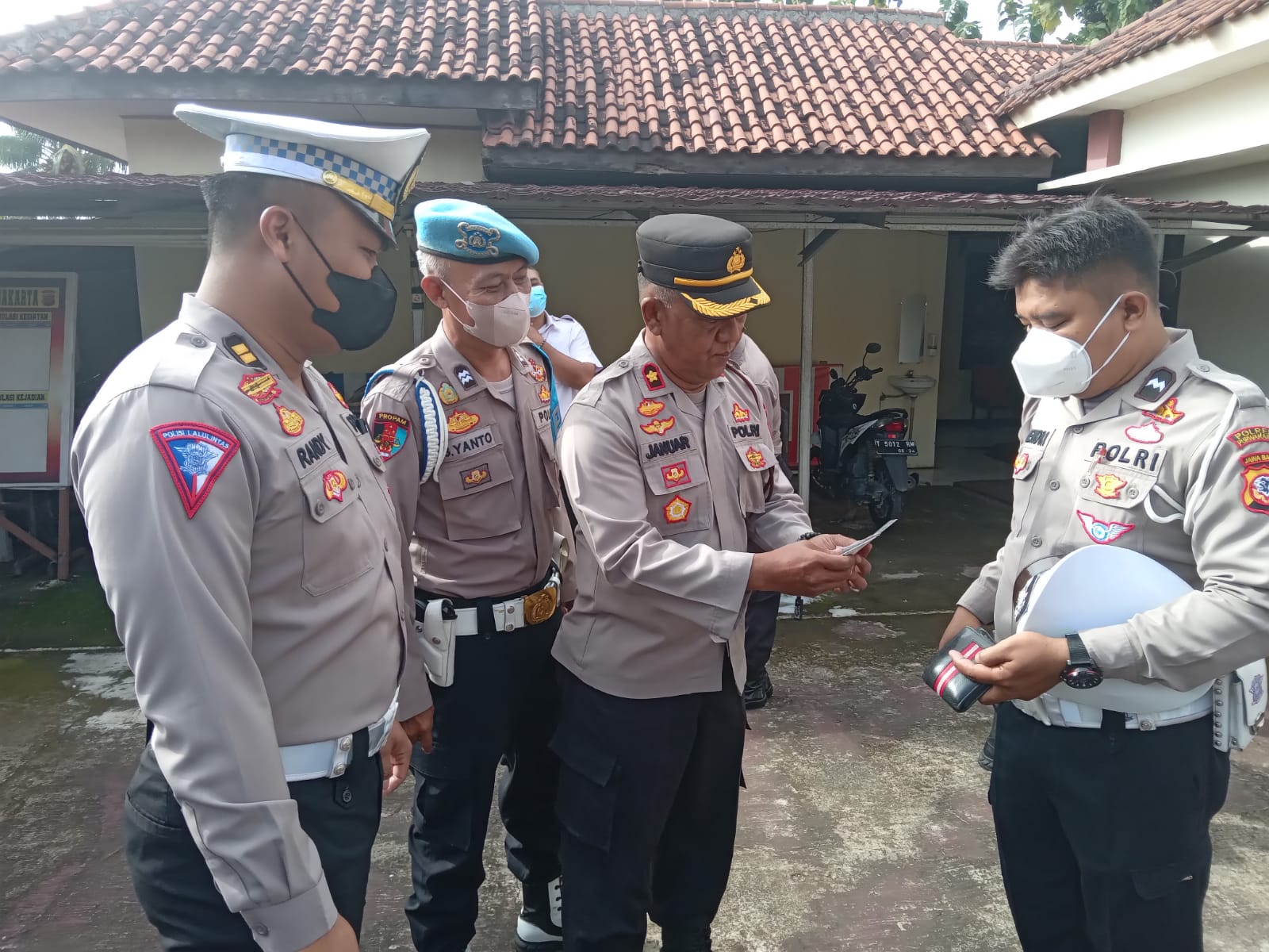 Kapolsek Purwakarta Kota, Kompol H Januaryono Melakukan Pengecekan Kelengkapan Administrasi Para Anggotanya