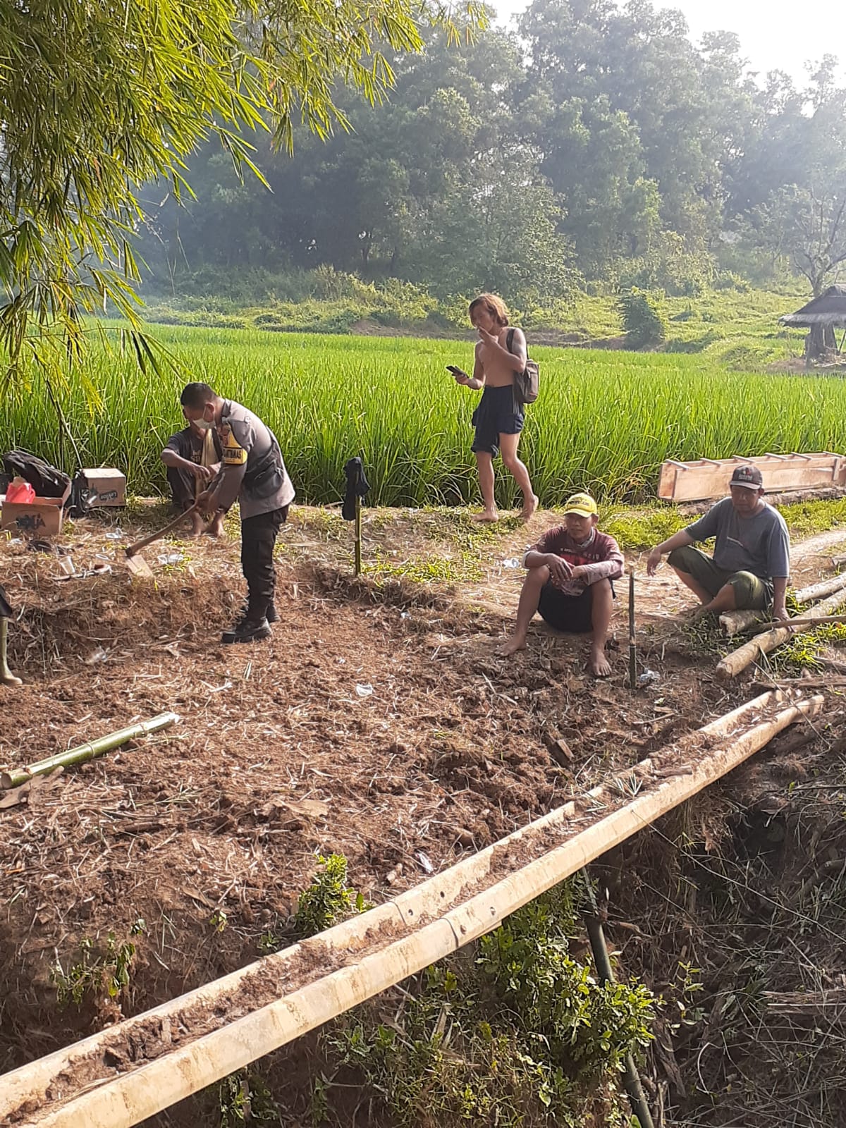 Upaya Menggalakan kembali Budaya Gotong Royong, Polsek Purwakarta Kerja Bakti Bersama Warga di Desa Cigelam