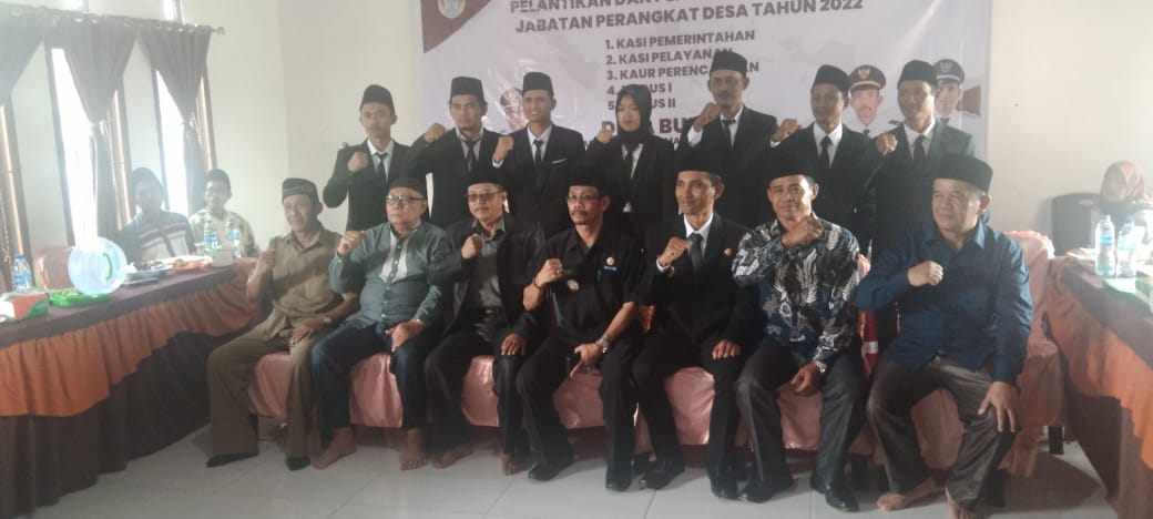 Camat Pulau Rimau Kabupaten Banyuasin Sumito M.Si, Lantik 7 Orang terbaik Perangkat Desa Budiasih, Dipimpin Kades Rohim, SH.
