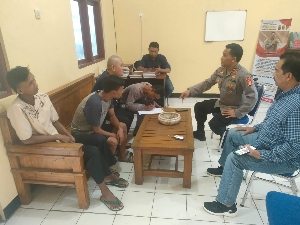 Kapolsek Plered Kompol Suparlan Melakukan Pembinaan Pada 4 Tukang Parkir Liar