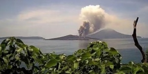 Gunung Anak Krakatau Kembali Erupsi dan Letusan Mencapai Ketinggian 800 Meter di atas Puncak