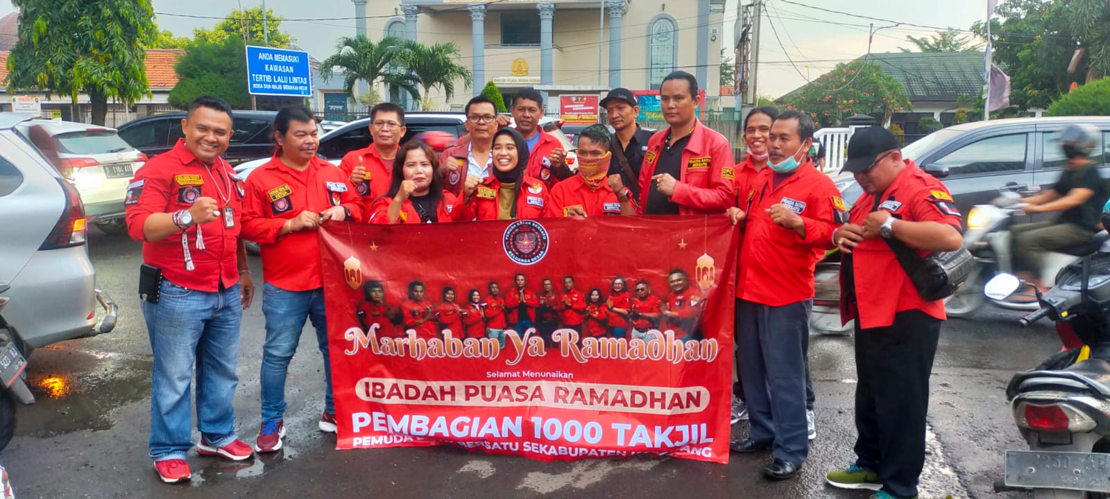 Berkah Bulan Suci Ramadhan, Pemuda Batak Bersatu DPC Karawang Adakan Kegiatan Berbagi Takjil Gratis