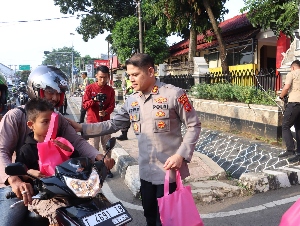 Peduli Terhadap Masyarakat, di Pertengahan Bulan Ramadhan Kapolres Purwakarta Membagikan Takjil Gratis