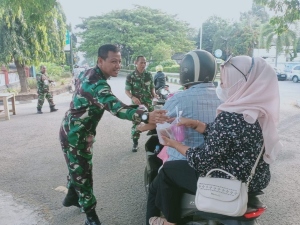 Bebagi Kebaikan di Bulan Suci Ramadhan, Personel Kodim 0604/Karawang Membagikan Takjil Kepada Masyarakat
