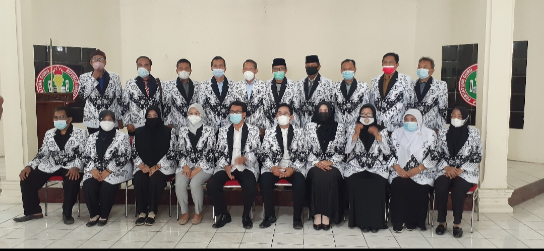 30 Pengurus Cabang PGRI Kabupaten Karawang Meminta Kepada Bupati Karawang Untuk Segera Mengganti Kasie GT Disdikpora Karawang