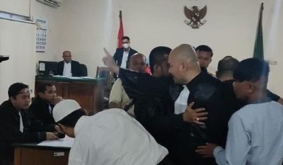 Ada Apa,,,!!!Jaksa Tolak Hadirkan Saksi, Kericuhan Di Ruang Sidang Terjadi