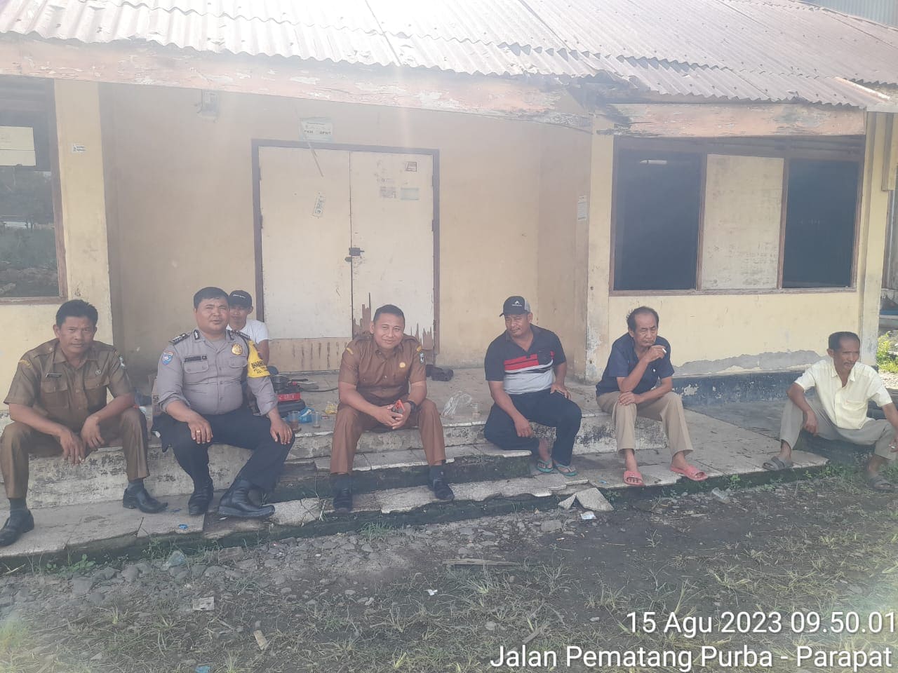 SAMBUT HUT RI Ke-78, Bhabinkamtibmas Serta Perangkat Kelurahan Simarimbun Giat Gotong Royong