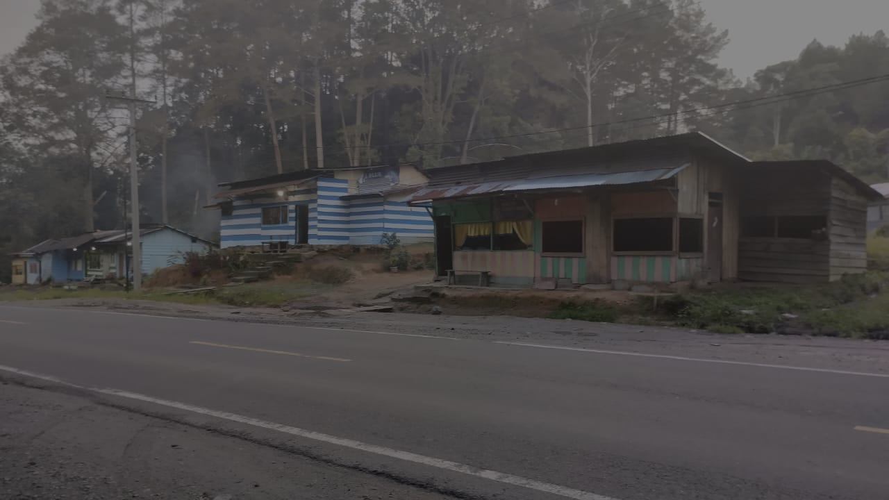 Warung Kopi Lintasan Girsang Sipangan Bolon, Diduga Kuat Tidak Mengantongi Ijin “TDUP”