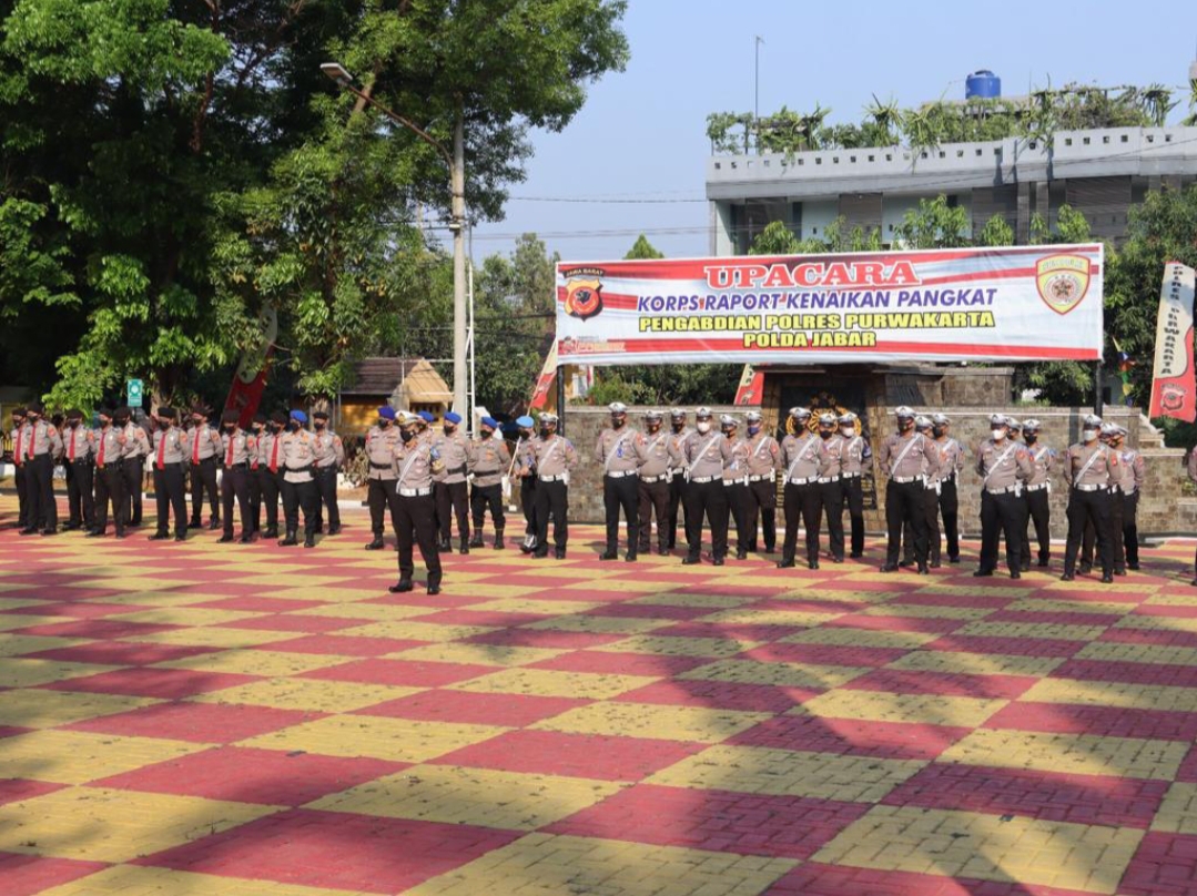 Jelang Pensiun, Seorang Polwan Polres Purwakarta Dapat Kenaikan Pangkat