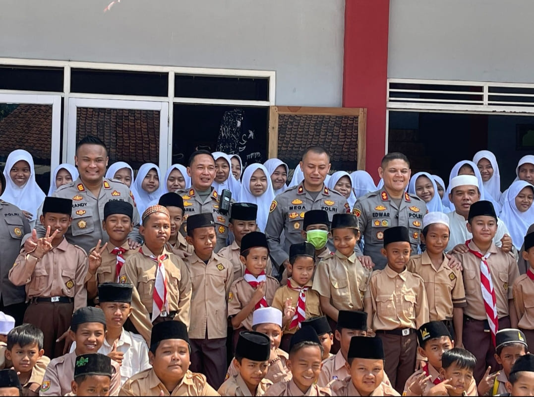 Peringati HUT Humas Ke-72, Polres Purwakarta Gelar Baksos Ke Pondok Pesantren