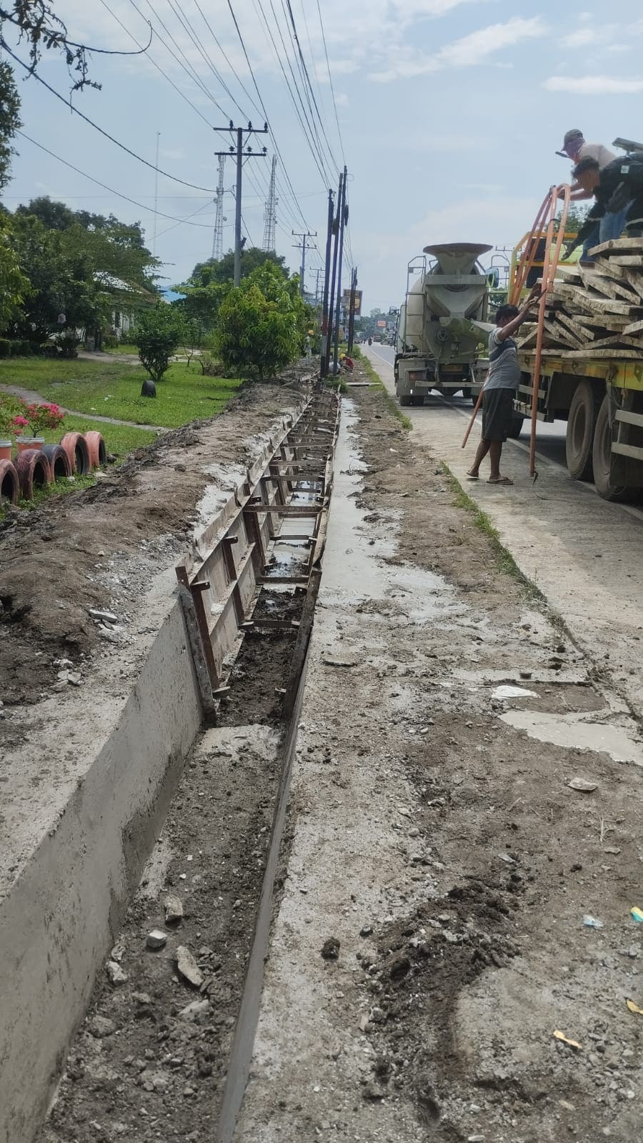 Diduga Proyek Siluman Tanpa Papan Nama, Saluran Drenase Yang Dikerjakan WASKITA KARYA Menjadi Sorotan Publik