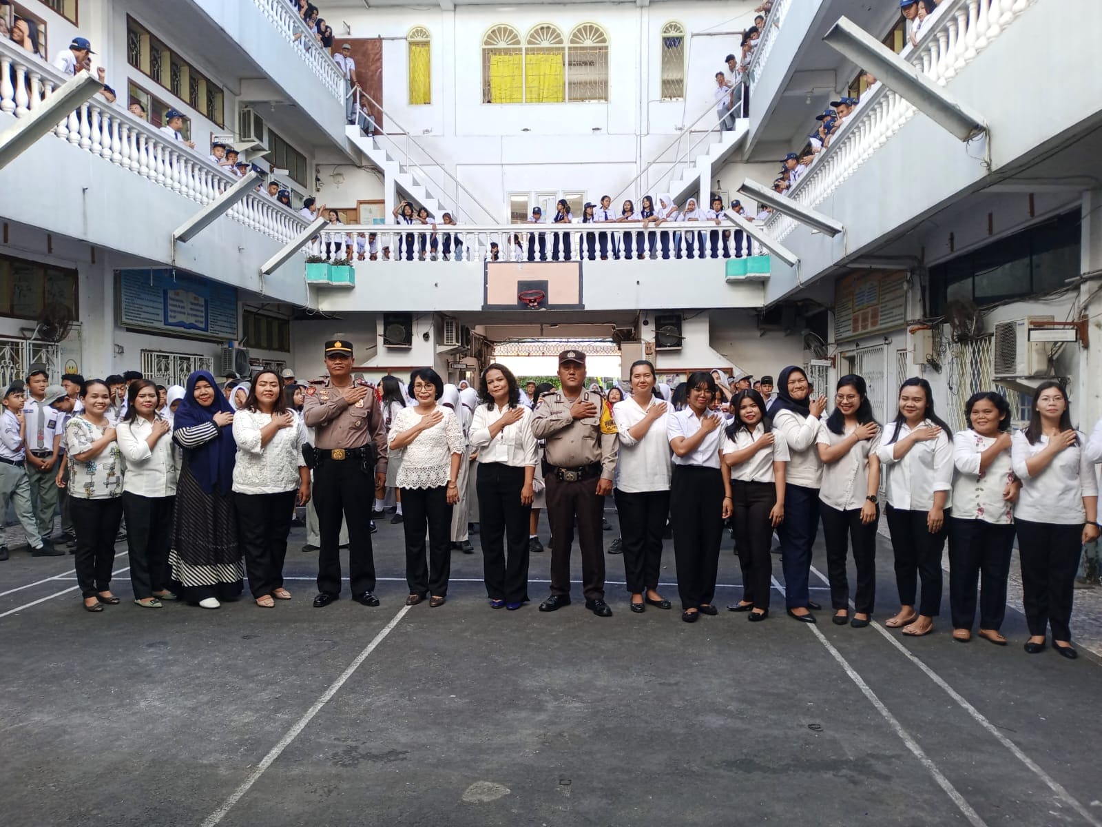 KAPOLSEK SIANTAR TIMUR AJAK MENGIKUTI KEGIATAN YANG POSITIF SAAT PEMBINA UPACARA DI SEKOLAH YP MARS