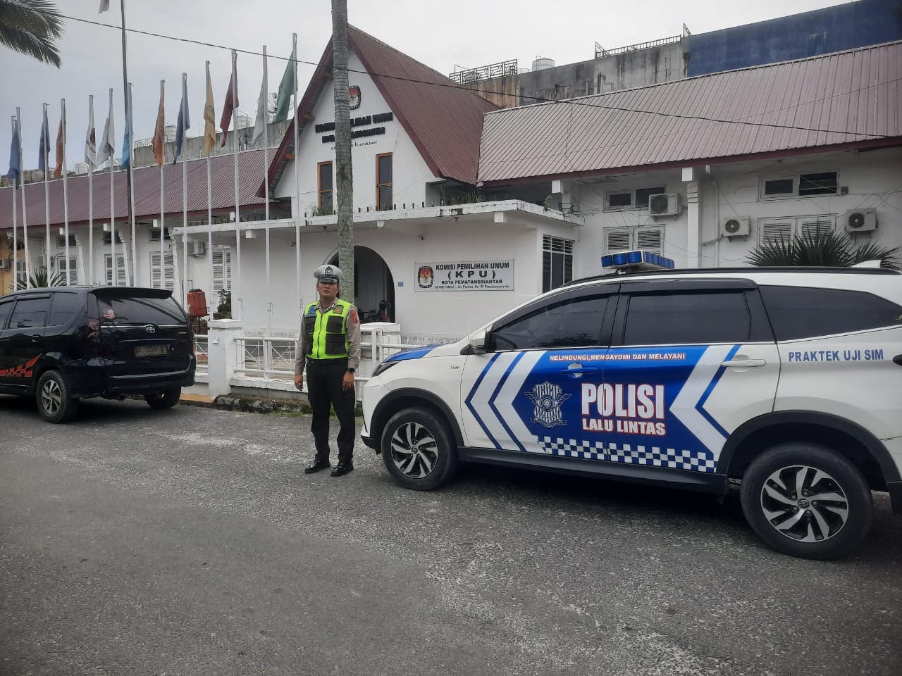 SAT LANTAS POLRES PEMATANG SIANTAR RUTIN PATROLI KE KANTOR KPU DAN BAWASLU
