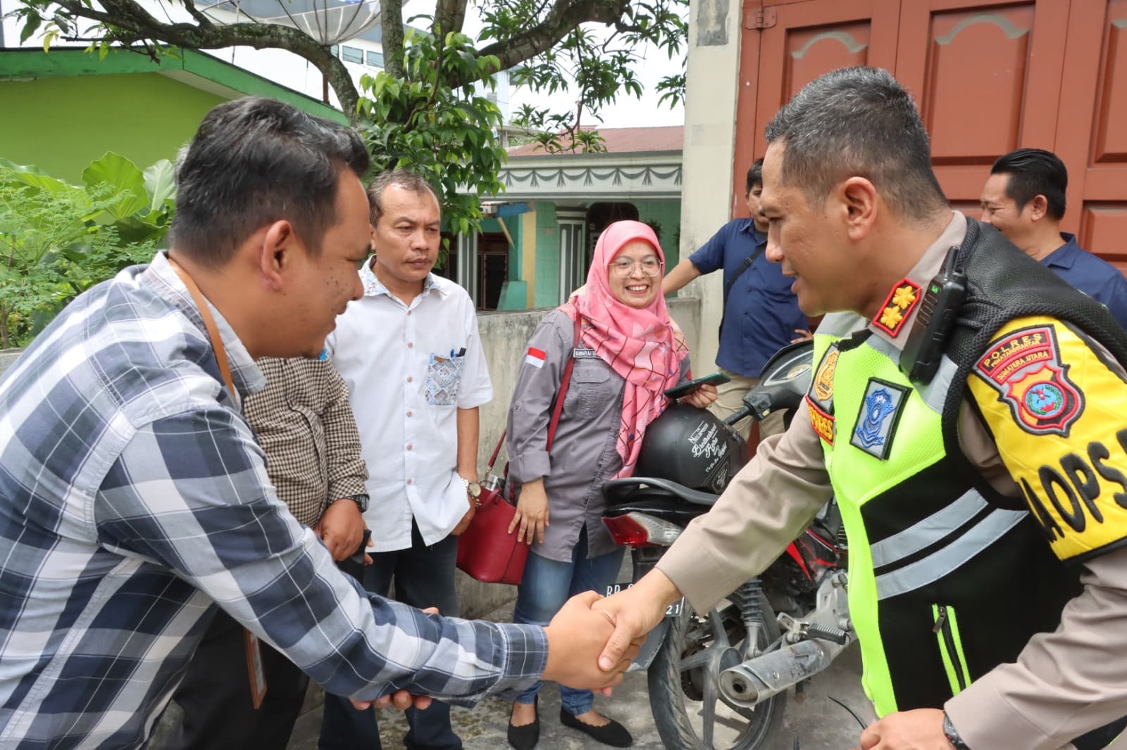 KAPOLRES PEMATANG SIANTAR TINJAU KEDATANGAN SURAT SUARA LOGISTIK PEMILU 2024 DI GUDANG KPU