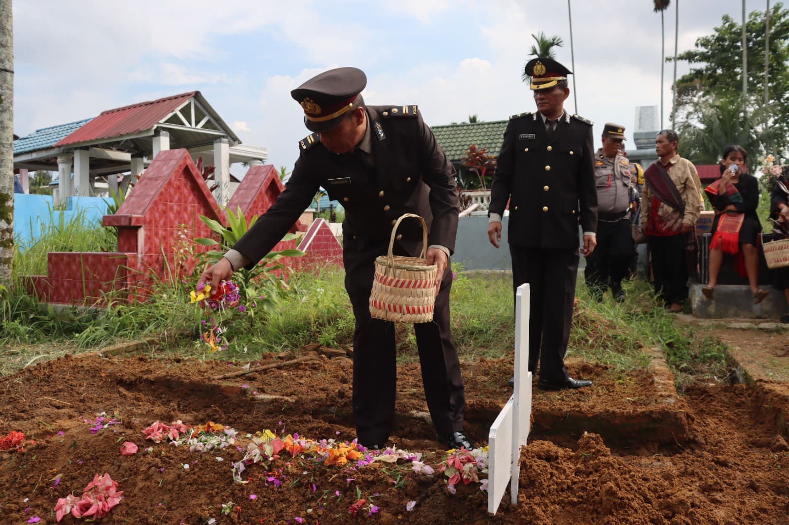 POLRES PEMATANG SIANTAR LAKSANAKAN PEMAKAMAN PESONIL POLSEK KRAMAT JATI POLRES METROPOLITAN