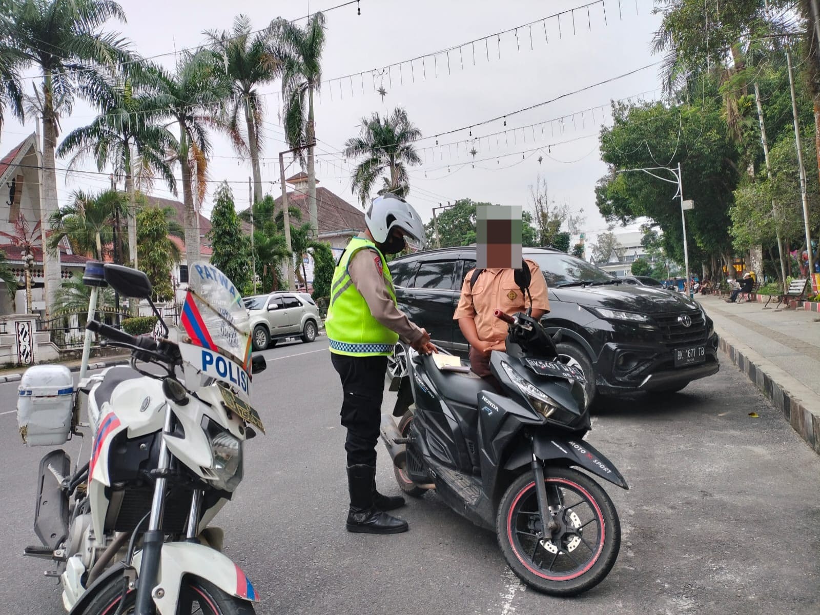 PELAJAR TIDAK MENGGUNAKAN HELM, LANGSUNG DITILANG SATLANTAS POLRES PEMATANG SIANTAR