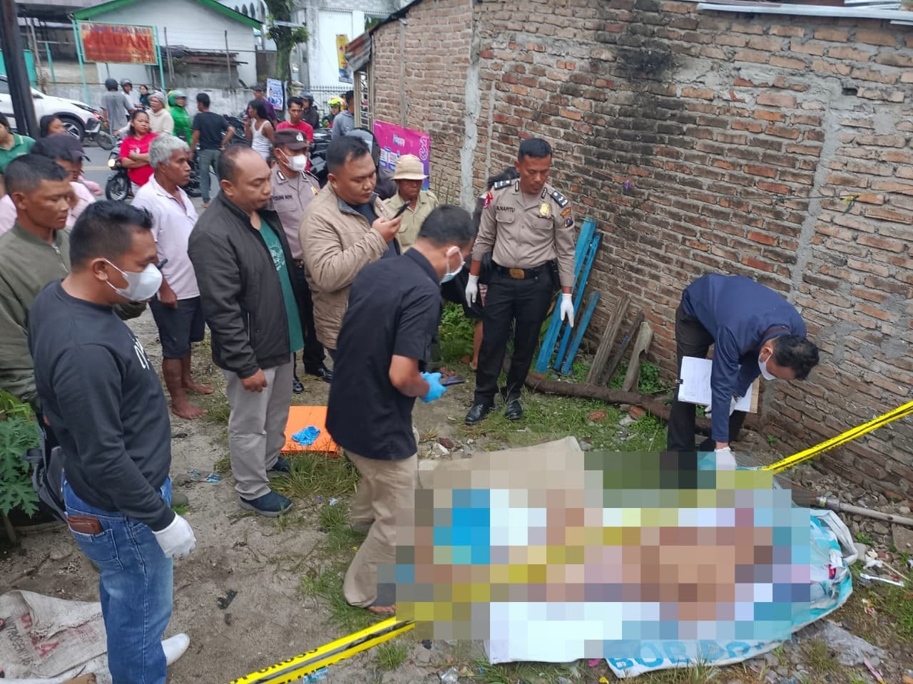 POLSEK SIANTAR MARTOBA BANTU EVAKUASI KORBAN YANG DITABRAK KERETA API BARANG