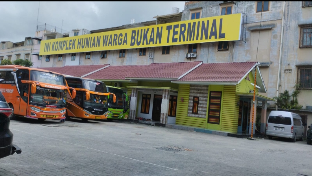 Spanduk Bertuliskan “Ini Komplek Hunian Warga, Bukan Terminal”, ADA APA??, Menjadi Perbincangan Warga