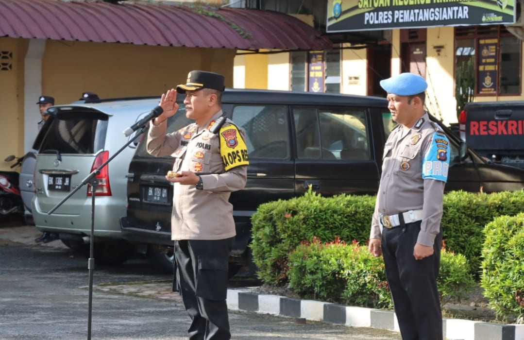 KAPOLRES SIANTAR SERAHKAN BINGKISAN NATRU SECARA SIMBOLIS KEPADA PERSONIL