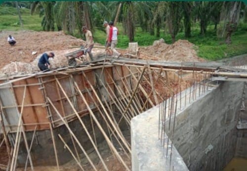 Pengerjaan Pondasi Parit Isolasi HGU Afdeling 5, Diduga Tidak Sesuai Bestek